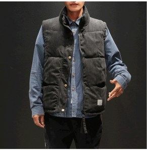 Теплый мужской дутый вельветовый жилет фото