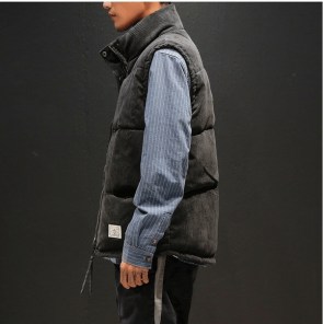 Теплый мужской дутый вельветовый жилет фото