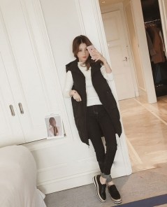 Длинная женская дутая жилетка с капюшоном и большими накладными карманами фото