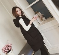 Длинная женская дутая жилетка с капюшоном и большими накладными карманами фото