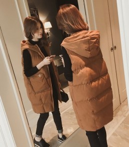 Длинная женская дутая жилетка с капюшоном и большими накладными карманами фото