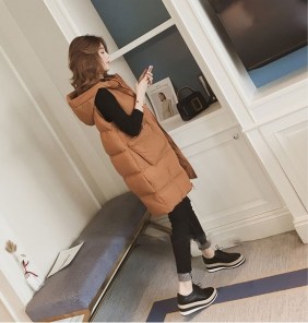 Длинная женская дутая жилетка с капюшоном и большими накладными карманами фото