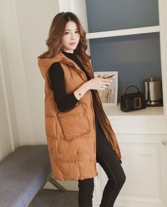 Длинная женская дутая жилетка с капюшоном и большими накладными карманами фото