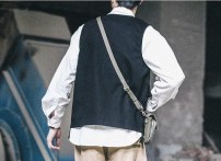 Легкая стильная жилетка мужская с карманами фото