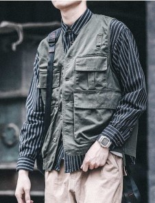 Легкая стильная жилетка мужская с карманами фото