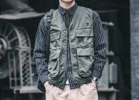 Легкая стильная жилетка мужская с карманами фото