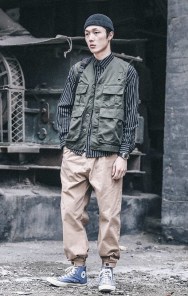 Легкая стильная жилетка мужская с карманами фото