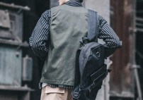 Легкая стильная жилетка мужская с карманами фото