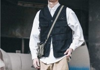 Легкая стильная жилетка мужская с карманами фото