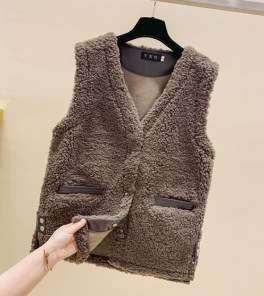 Приталенная женская жилетка из плюша высококачественная фото