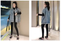 Свободная женская джинсовая жилетка с рваностями фото