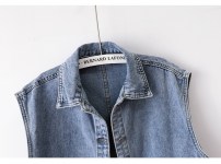 Короткая джинсовая жилетка женская с накладными карманами светло синяя фото