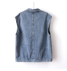 Короткая джинсовая жилетка женская с накладными карманами светло синяя фото