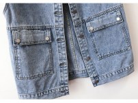 Короткая джинсовая жилетка женская с накладными карманами светло синяя фото