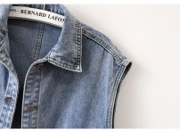 Короткая джинсовая жилетка женская с накладными карманами светло синяя фото