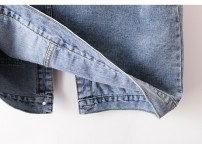 Короткая джинсовая жилетка женская с накладными карманами светло синяя фото