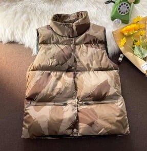 Дутая мужская безрукавка жилетка с принтом под камуфляж фото