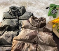 Дутая мужская безрукавка жилетка с принтом под камуфляж фото