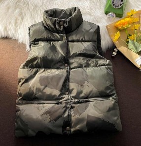 Дутая мужская безрукавка жилетка с принтом под камуфляж фото