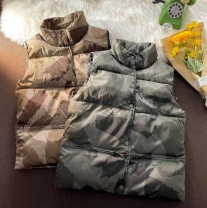 Дутая мужская безрукавка жилетка с принтом под камуфляж фото