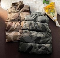 Дутая мужская безрукавка жилетка с принтом под камуфляж фото