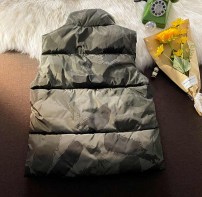 Дутая мужская безрукавка жилетка с принтом под камуфляж фото