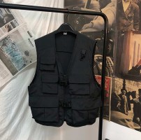Тонкая мужская тканевая жилетка фото
