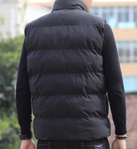 Мужская жилетка дутая с хлопковым наполнителем фото