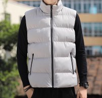 Мужская жилетка дутая с хлопковым наполнителем фото