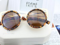 Женские круглые солнцезащитные очки с золотыми вставками фото