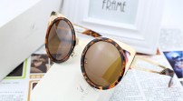 Женские круглые солнцезащитные очки с золотыми вставками фото