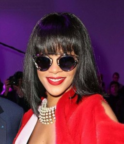 Солнцезащитные очки в современной оправе фото