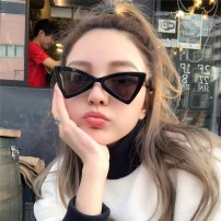 Женские треугольные очки против солнца фото