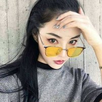 Квадратные очки с полупрозрачными цветными линзами фото