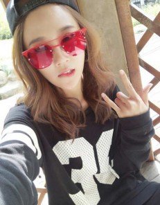 Квадратные очки с полупрозрачными цветными линзами фото