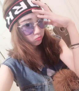 Квадратные очки с полупрозрачными цветными линзами фото