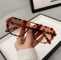 Модные большие женские очки солнцезащитные нестандартной формы фото