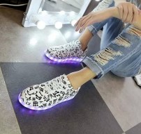 Низкие кроссовки на светящейся подошвой с нотами фото