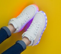 Высокие кроссовки со светящейся LED подошвой фото