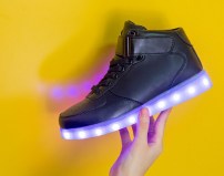 Высокие кроссовки со светящейся LED подошвой фото