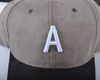 Женская двухцветная кепка с буквами фото