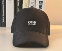 Кепка с надписью one фото