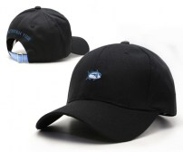 Кепка с небольшой рыбой фото