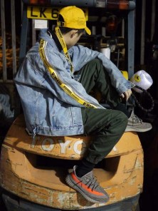 Бейсболка с желтой лентой фото