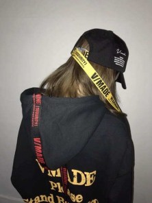 Бейсболка с желтой лентой фото