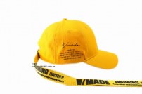 Бейсболка с желтой лентой фото