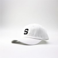 Светлая кепка бейсболка с буквой S