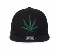 Кепка с коноплей фото