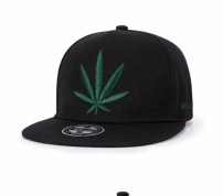 Кепка с коноплей фото