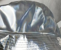 Яркая и блестящая серебряная панама летняя фото